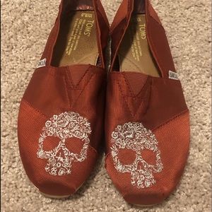 LIKE NEW!! Orange Beaumont Skull Grosgrain Slip-On